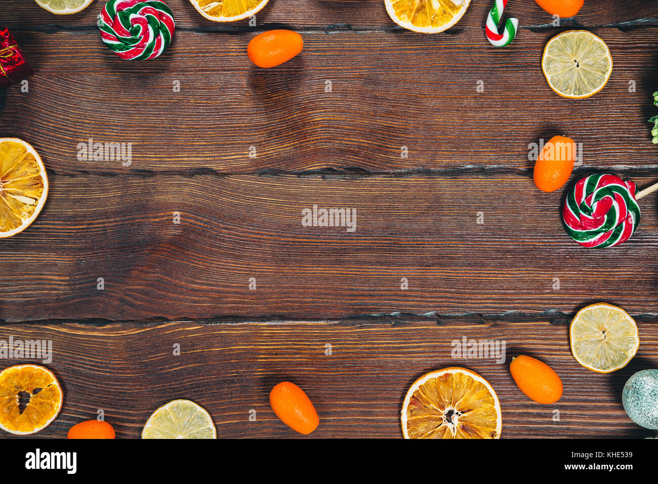 Fond de Noël avec des branches d'arbre de Noël, ornements, décorations et bonbons. espace libre Banque D'Images Fond de Noël avec des branches d'arbre de Noël, ornements, décorations et bonbons. espace libre Banque D'Images