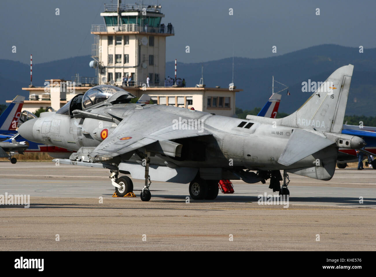HYÈRES, FRANCE - JUIN 13 : Marine espagnole AV-8B le jet de saut Harrier sur le tarmac au large de la base aérienne d'Hyères. Banque D'Images