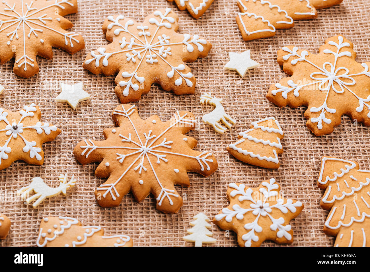 Gingerbread cookies de Noël fait maison et décoration nouvel an sur table avec nappe de toile. joyeux noël carte postale. Banque D'Images