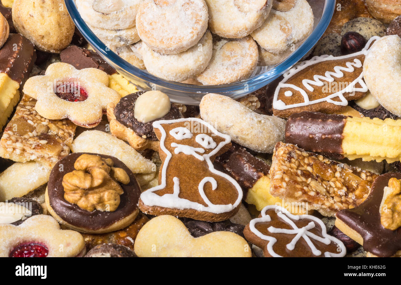 Close-up of Christmas cookies faits maison traditionnels. sweet cercles en bol en verre décoratif en tas de pâtisseries. Banque D'Images