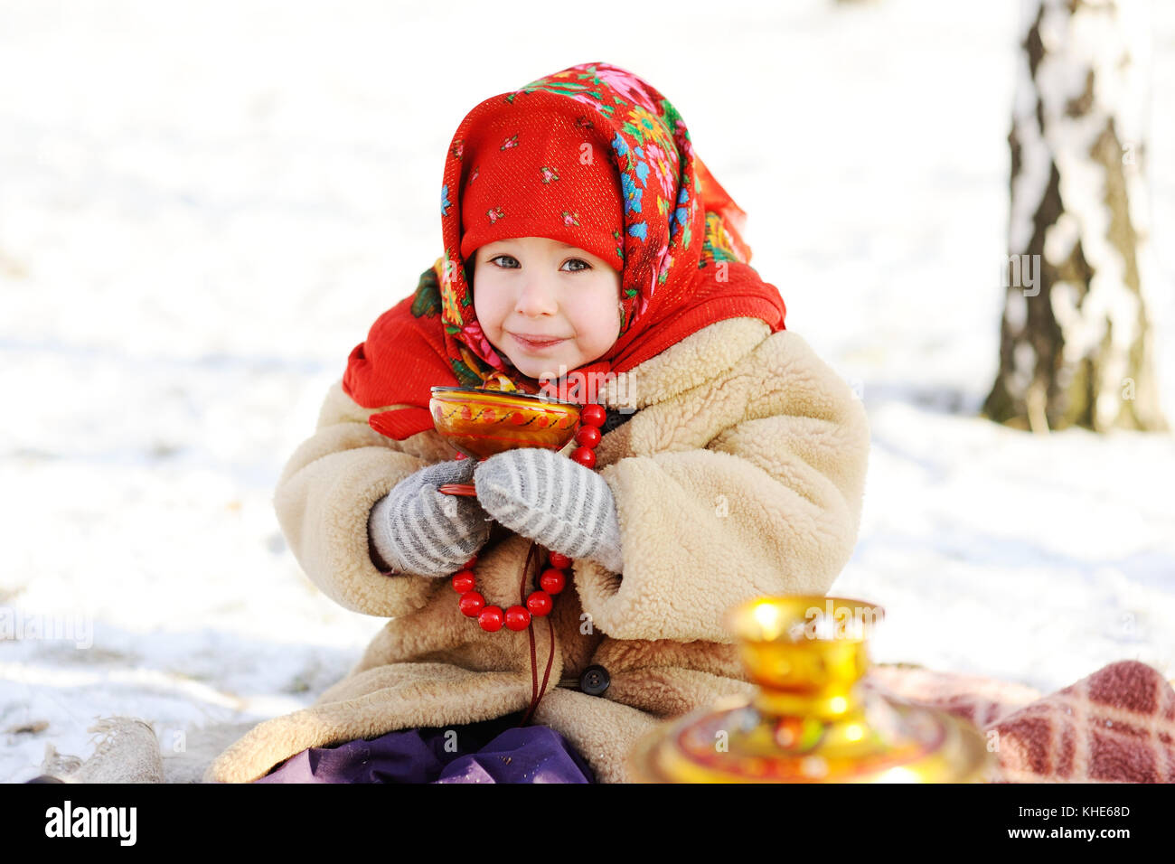 Petite fille dans un manteau de fourrure et l'écharpe rouge boire du thé  russe sur Photo Stock - Alamy