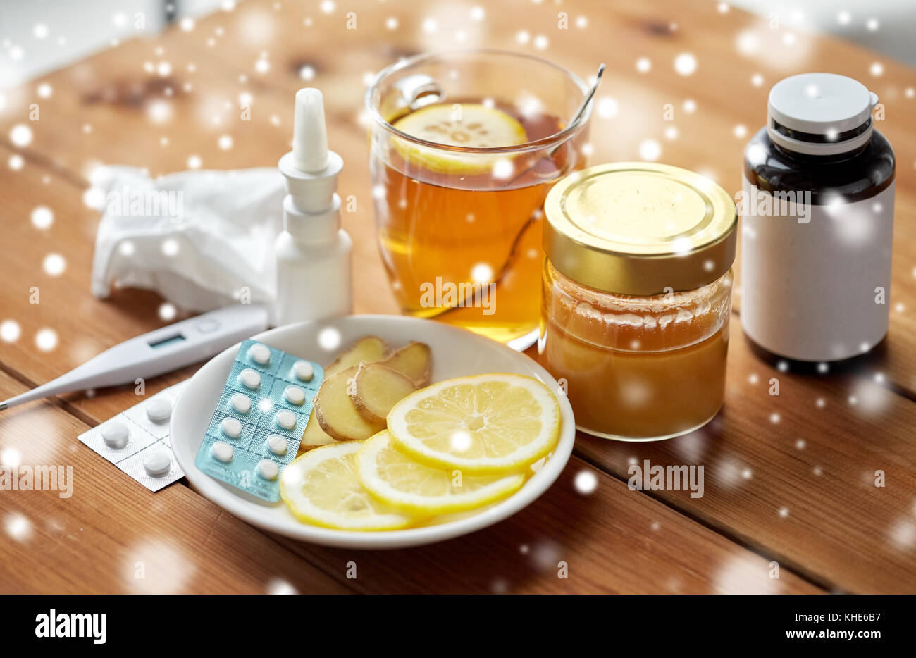 La drogue, thermomètre, le miel et une tasse de thé sur bois Banque D'Images