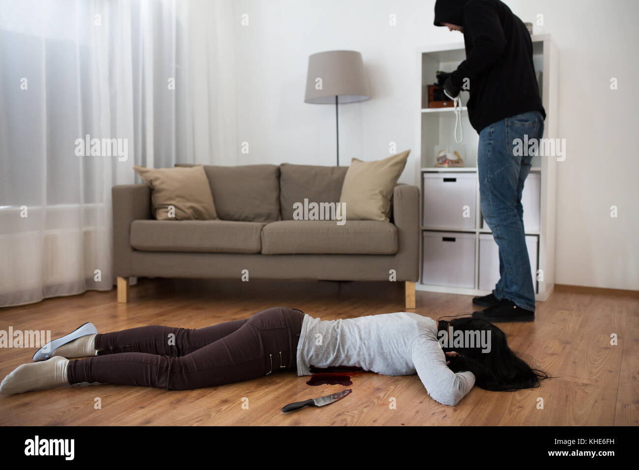 Casier avec le couteau et le corps mort à crime scene Banque D'Images