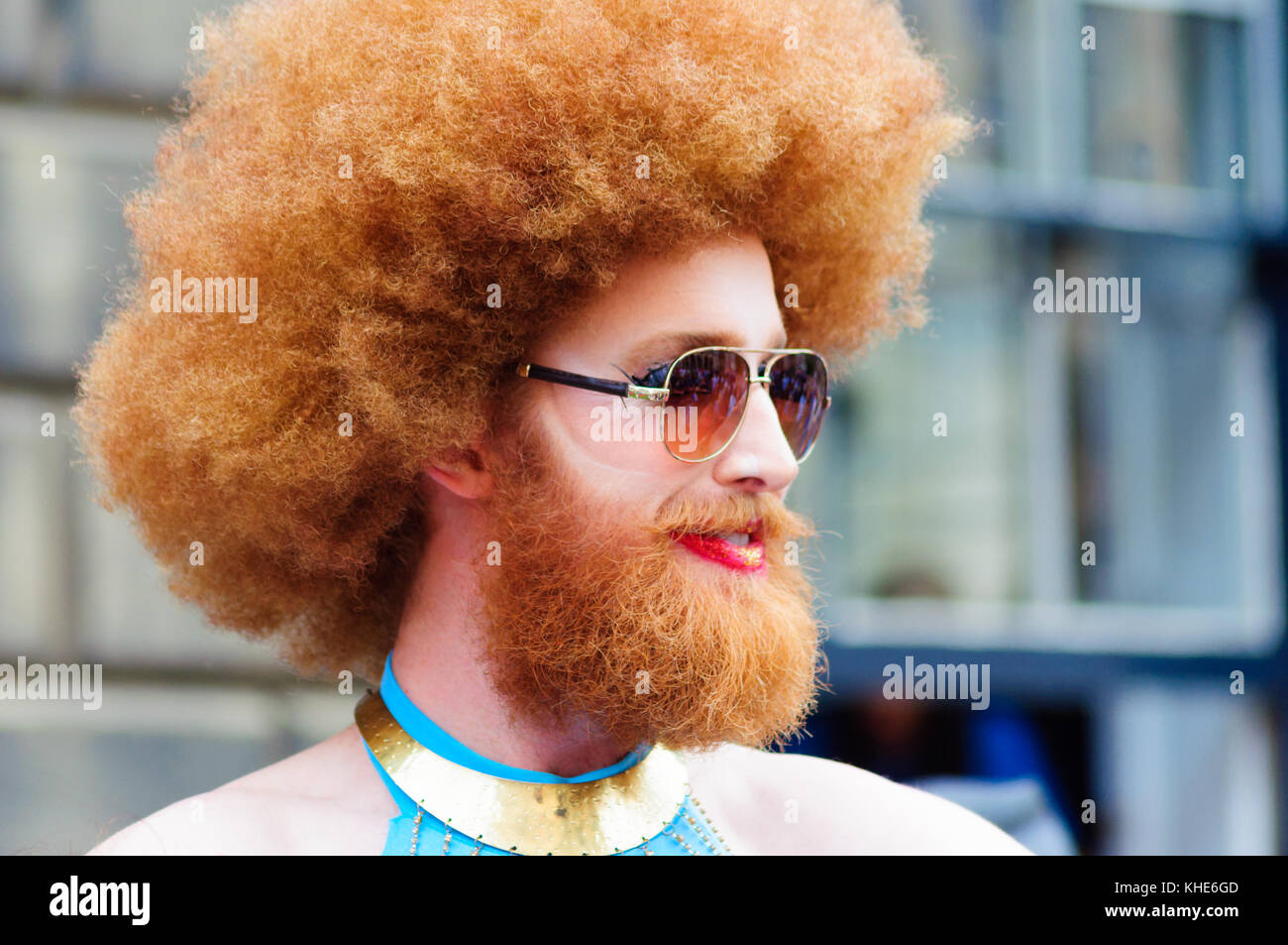 7ft de haut Gingzilla avec artiste drag cheveux gingembre barbe et  moustache, portant des lunettes de soleil sur le Royal Mile pendant le  Festival Fringe d' Photo Stock - Alamy