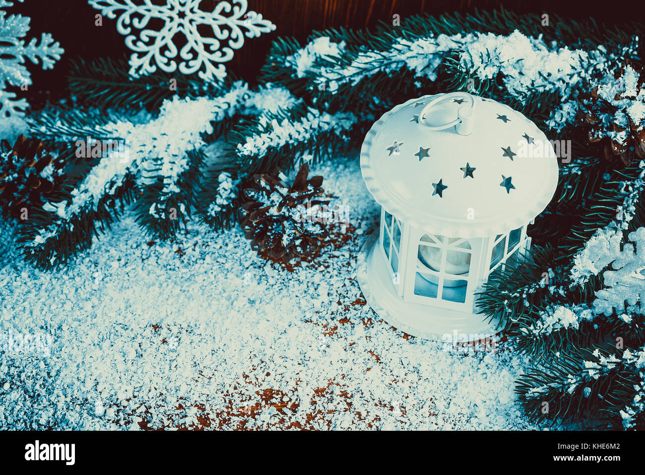 Noël lanterne avec éclairée par des bougies, des branches d'arbre de Noël, des cônes, des flocons de neige et sur fond de bois vintage espace libre. Banque D'Images Noël lanterne avec éclairée par des bougies, des branches d'arbre de Noël, des cônes, des flocons de neige et sur fond de bois vintage espace libre. Banque D'Images