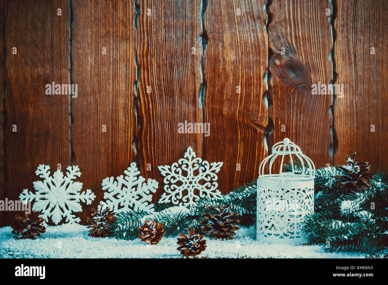 Noël lanterne avec éclairée par des bougies, des branches d'arbre de Noël, des cônes, des flocons de neige et sur fond de bois vintage espace libre. Banque D'Images Noël lanterne avec éclairée par des bougies, des branches d'arbre de Noël, des cônes, des flocons de neige et sur fond de bois vintage espace libre. Banque D'Images