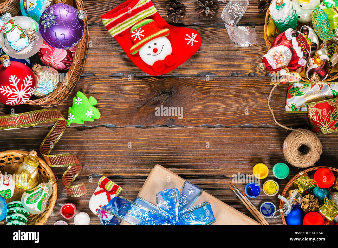 Fond de Noël avec des décorations et des boîtes-cadeaux, boules, jouet sur vintage vieille planche de bois. beautiful xmas frame. idée pour la publicité, les affiches, les fl Banque D'Images