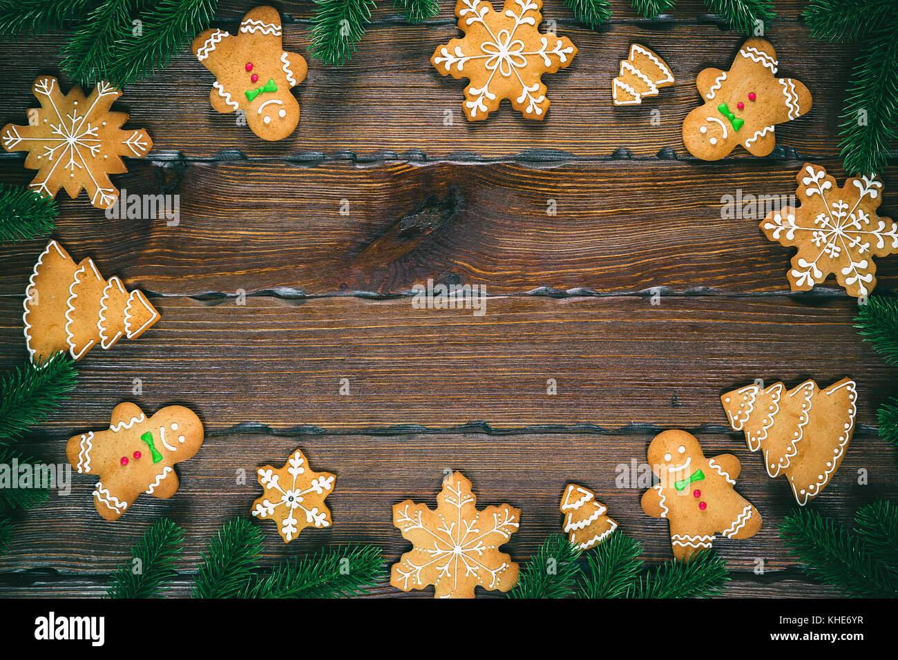 D'épices de Noël, branches sous la forme d'un cadre en bois sur fond brun. composition de noël. télévision lay, vue de dessus, l'espace libre Banque D'Images D'épices de Noël, branches sous la forme d'un cadre en bois sur fond brun. composition de noël. télévision lay, vue de dessus, l'espace libre Banque D'Images