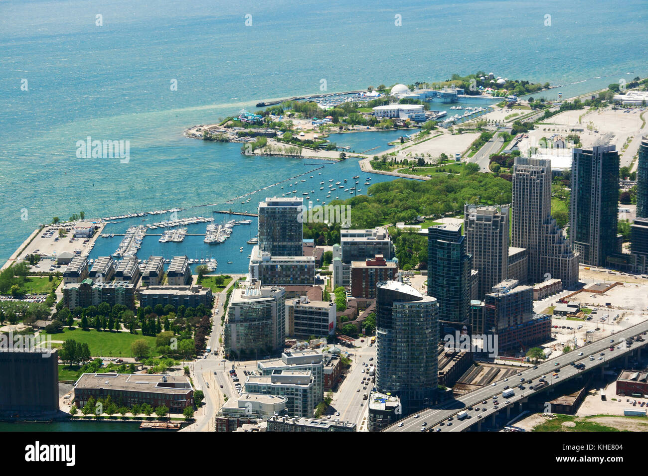 Vue d'oiseau du centre-ville de Toronto et le lac Ontario Banque D'Images