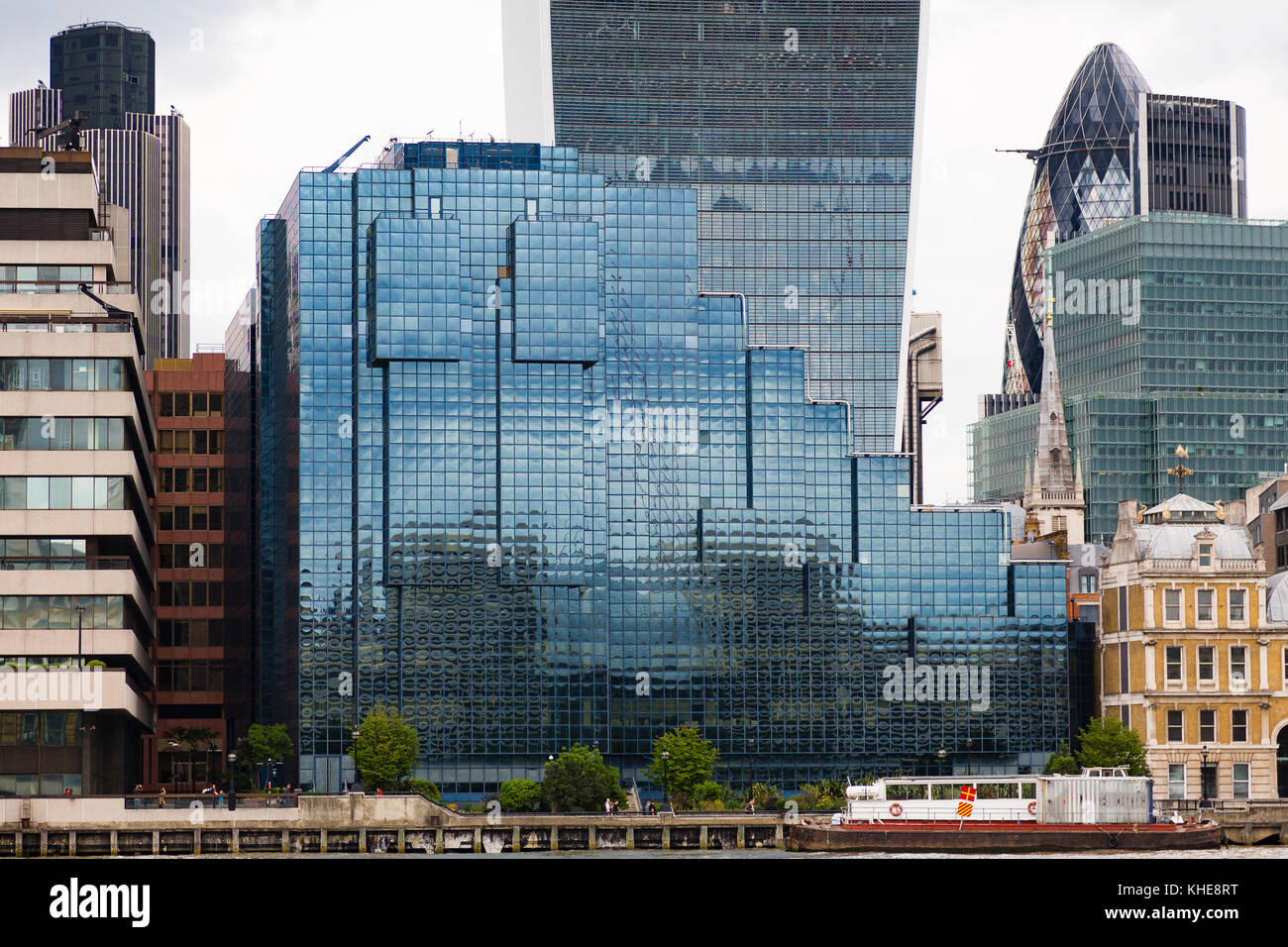 Londres, Royaume-Uni. Le Nord et le bâtiment Shell sur la rive de la Tamise, dominé par 20 Fenchurch Street (le talkie walkie bâtiment) à 30 St Banque D'Images