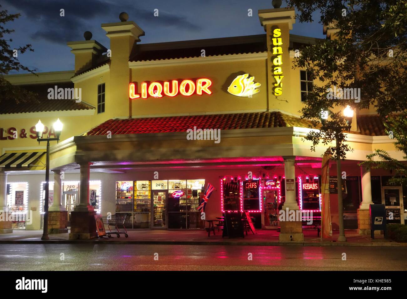 Liquor Store de nuit dans Polk County, Floride, États-Unis Banque D'Images