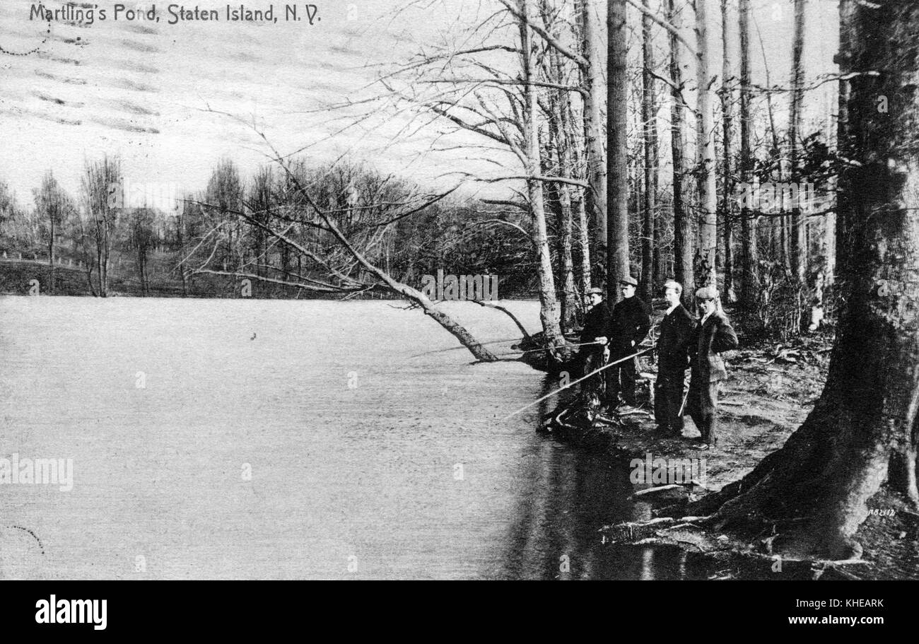 Carte postale colorée à la main avec 4 hommes debout, pêche depuis le rivage d'un étang, marquée Martling's Pond, Staten Island, New York, 1900. De la bibliothèque publique de New York. Banque D'Images