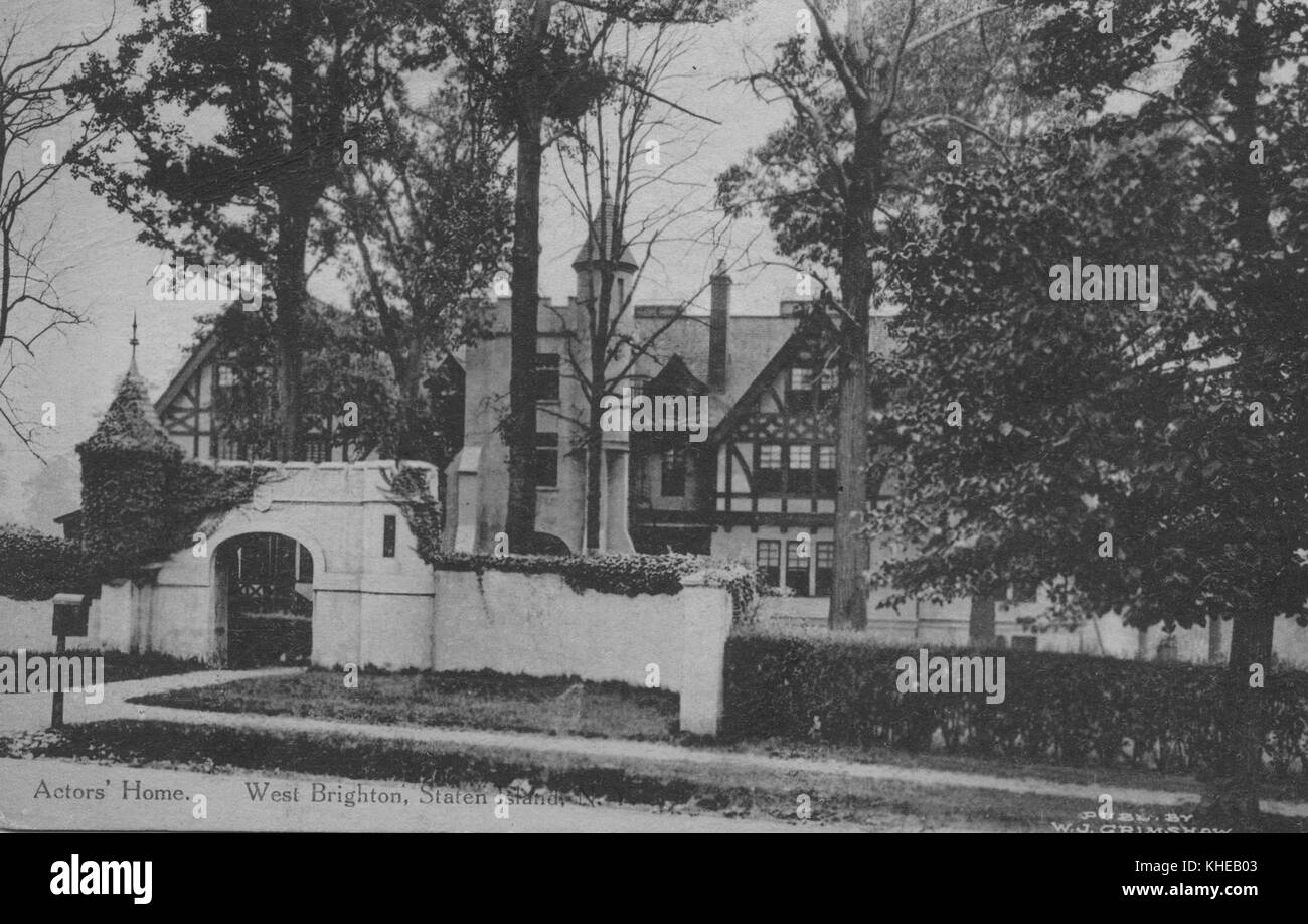 Une vieille carte postale de la maison des acteurs retraités qui abrite les anciens troupes qui veulent passer leurs années de retraite ensemble, une vue assez lointaine de la maison de style élisabéthain à multiples pignons partiellement couverte d'arbres au premier plan et d'une porte d'entrée blanche et d'une clôture en béton, West Brighton, Staten Island, New York, 1900. De la bibliothèque publique de New York. Banque D'Images