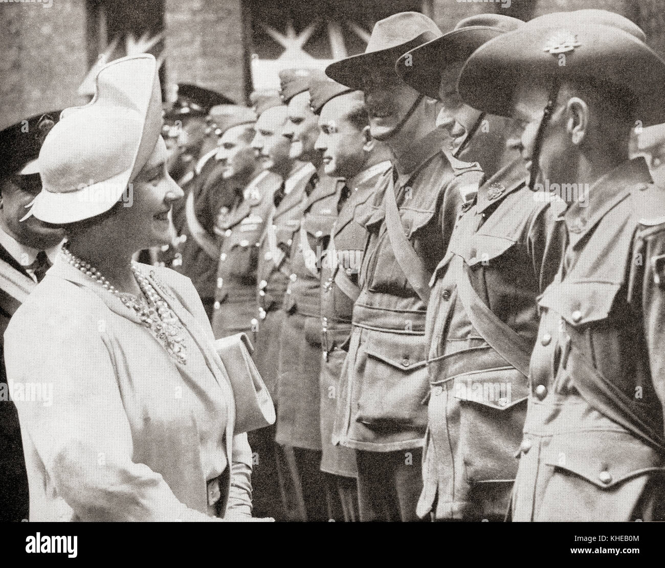 La reine Elizabeth greeting troupes australiennes en Grande-Bretagne en 1940, pendant la Seconde Guerre mondiale. La Reine Elizabeth, la Reine Mère. Elizabeth Angela Marguerite Bowes-Lyon, 1900 - 2002. Épouse du roi George VI et mère de la reine Elizabeth II. Banque D'Images