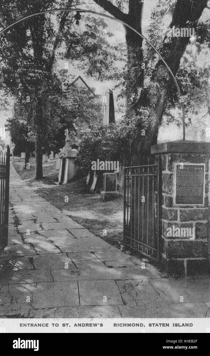 Une vieille carte postale de l'entrée du cimetière de l'église de St Andrew, montrant une porte et une petite route pavée bordée d'arbres menant à l'intérieur, Richmond, Staten Island, New York, Richmond, Virginie, 1900. De la bibliothèque publique de New York. Banque D'Images