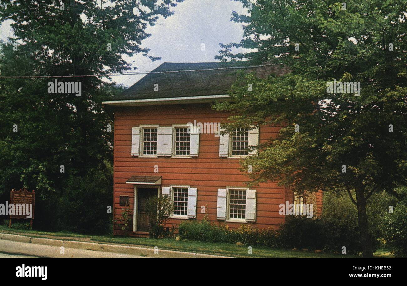 Une carte postale ancienne photo de la maison voorlezer, une de l'époque victorienne, un coin vue montrant l'avant et le côté gauche de la chambre, un arbre adulte de chaque côté, Richmond, Staten Island, New York, 1950. à partir de la bibliothèque publique de new york. Banque D'Images