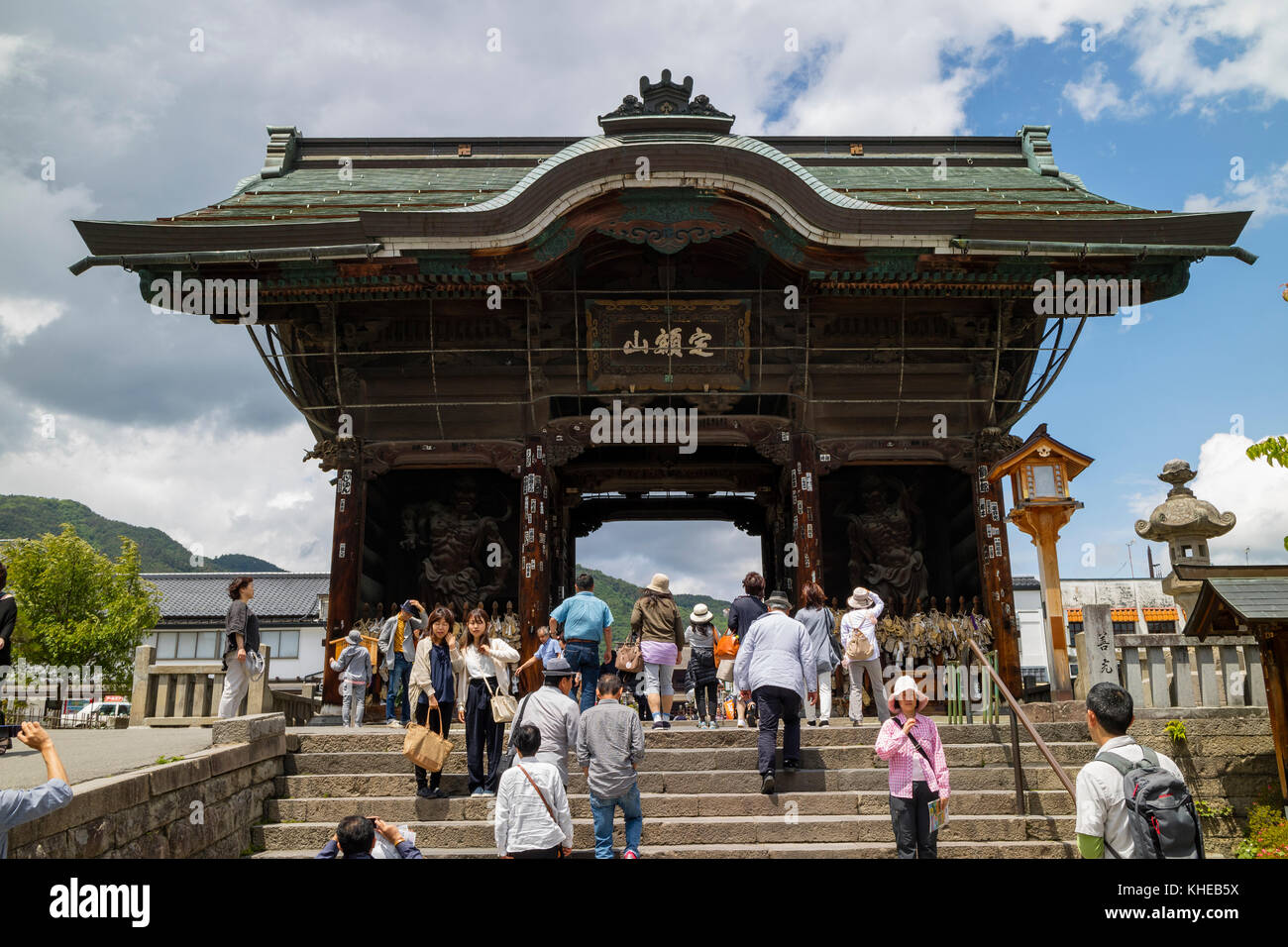 Nagano - Japon, le 3 juin 2017 : porte niomon, gardée par une paire de gardiens nio, est l'entrée du temple Zenkoji bouddhistes importants Banque D'Images