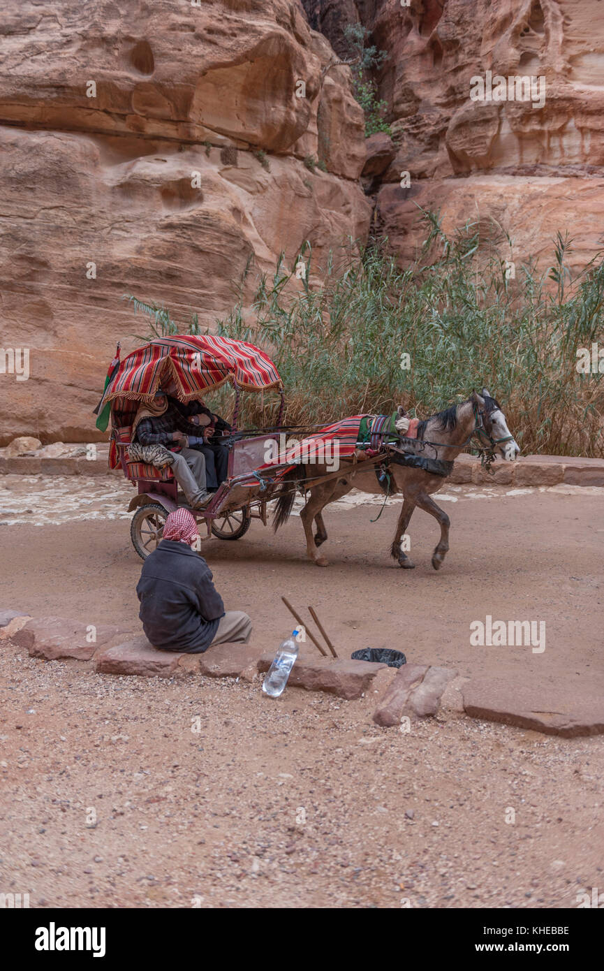 Cheval et un chariot de transport touristique, Petra, Jordanie, Moyen-Orient Banque D'Images