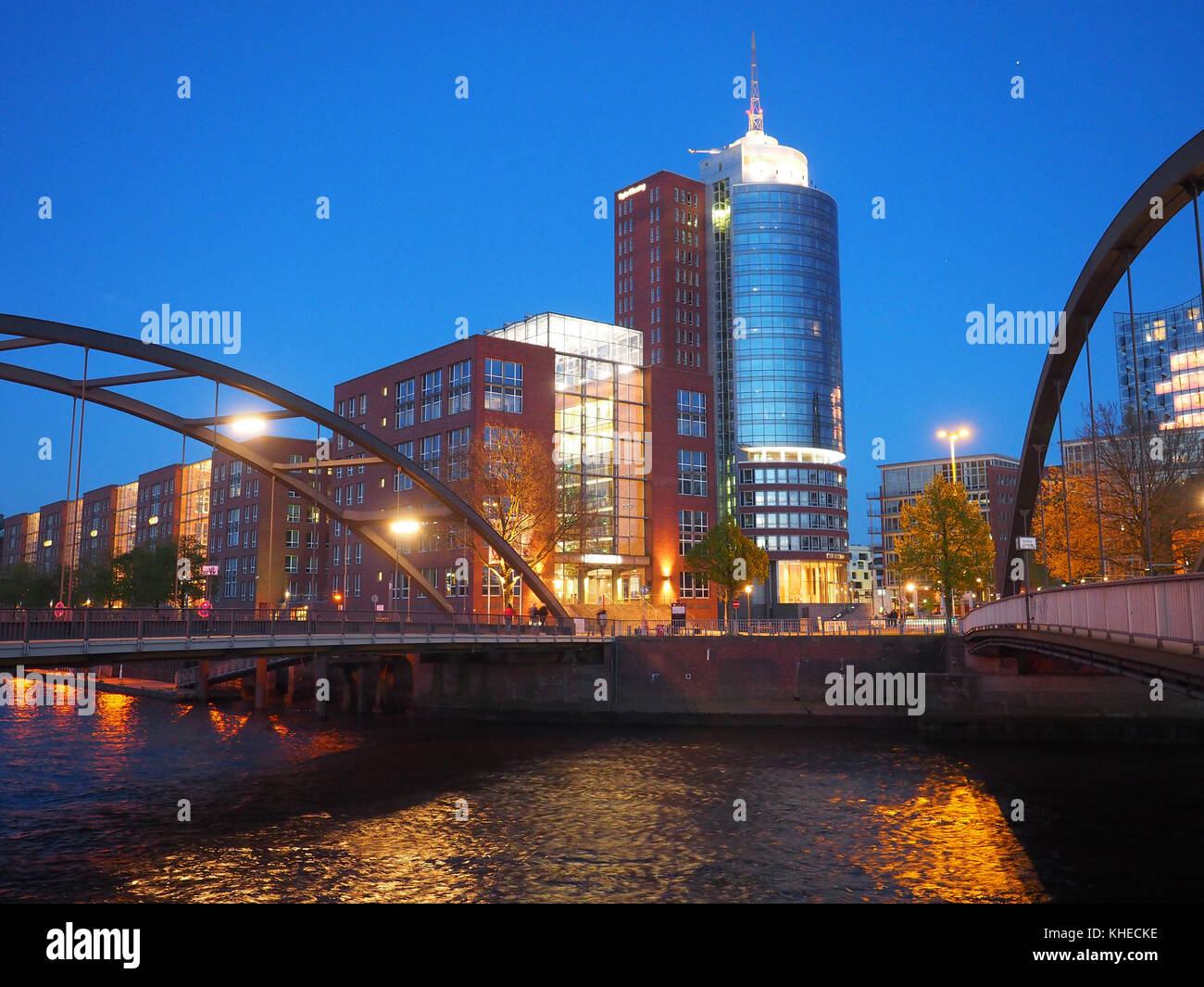 Allemagne, Hambourg, Hafencity, pont et bâtiments à Kehrwiederspitze Banque D'Images