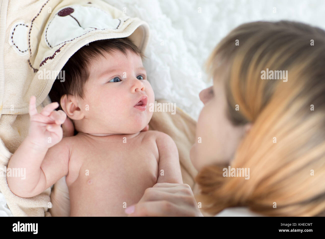 Heureuse Mere Et Son Bebe Nouveau Ne A Chacun A D Autres Photo Stock Alamy Heureuse Mere Et Son Bebe Nouveau Ne A Chacun A D Autres Photo Stock Alamy