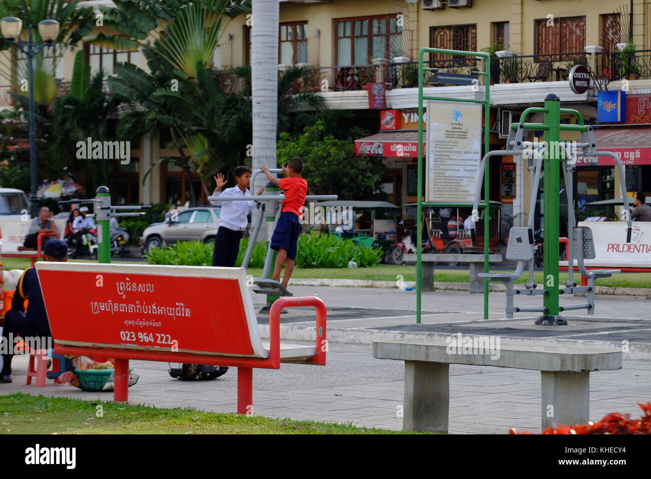 Les gens à l'aide de matériel de sport dans la rue à Cambodge Banque D'Images