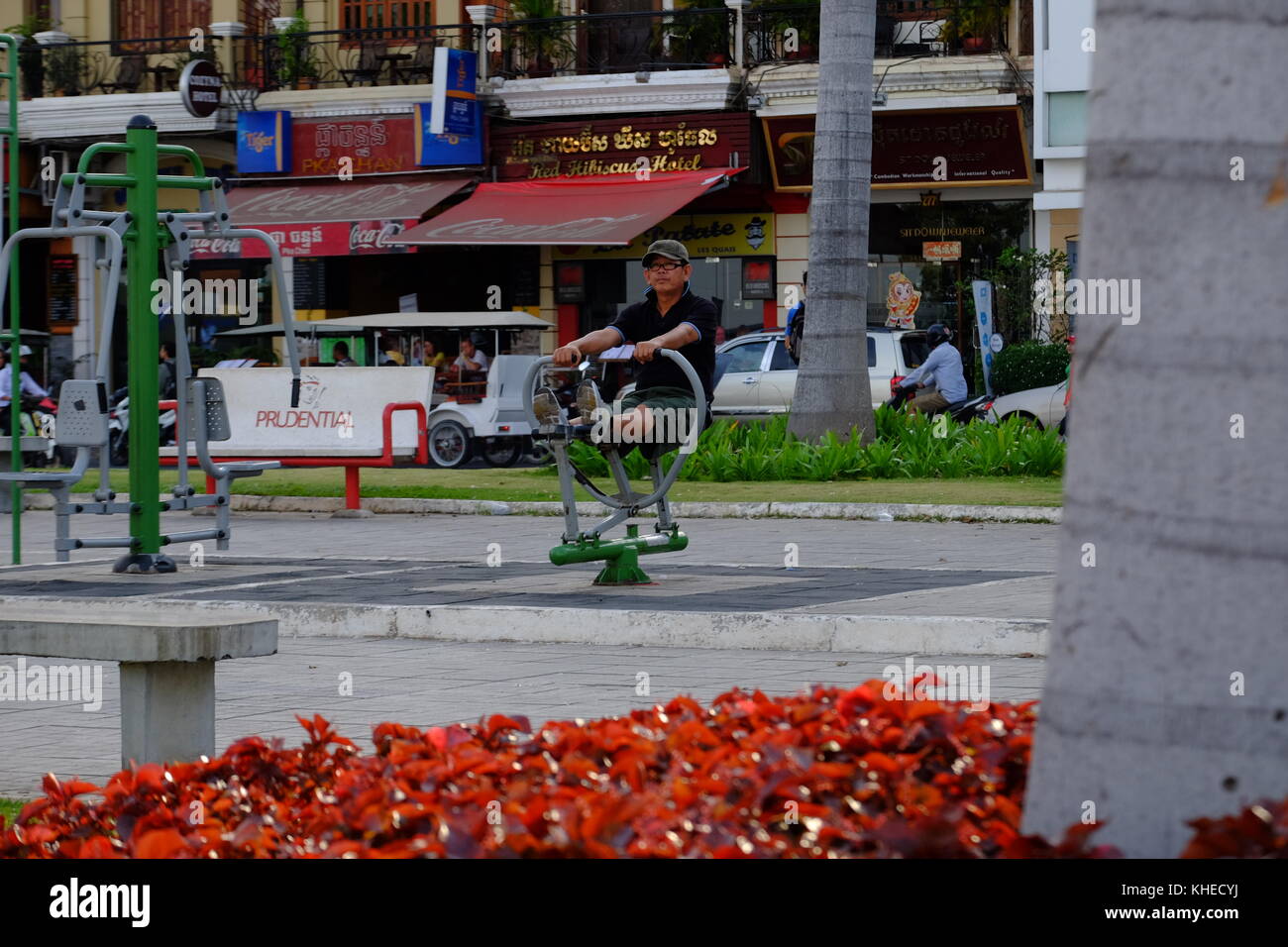 Les gens à l'aide de matériel de sport dans la rue à Cambodge Banque D'Images