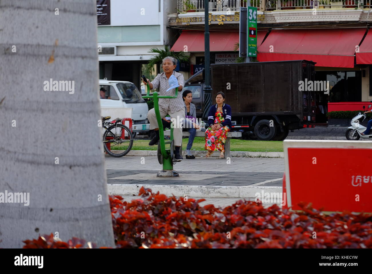 Les gens à l'aide de matériel de sport dans la rue à Cambodge Banque D'Images