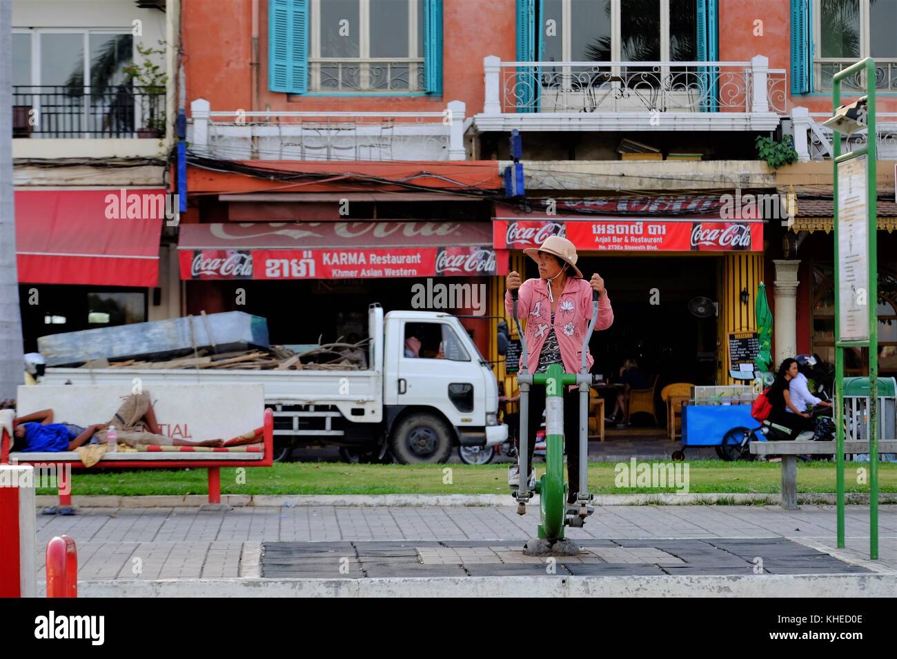 Les gens à l'aide de matériel de sport dans la rue à Cambodge Banque D'Images