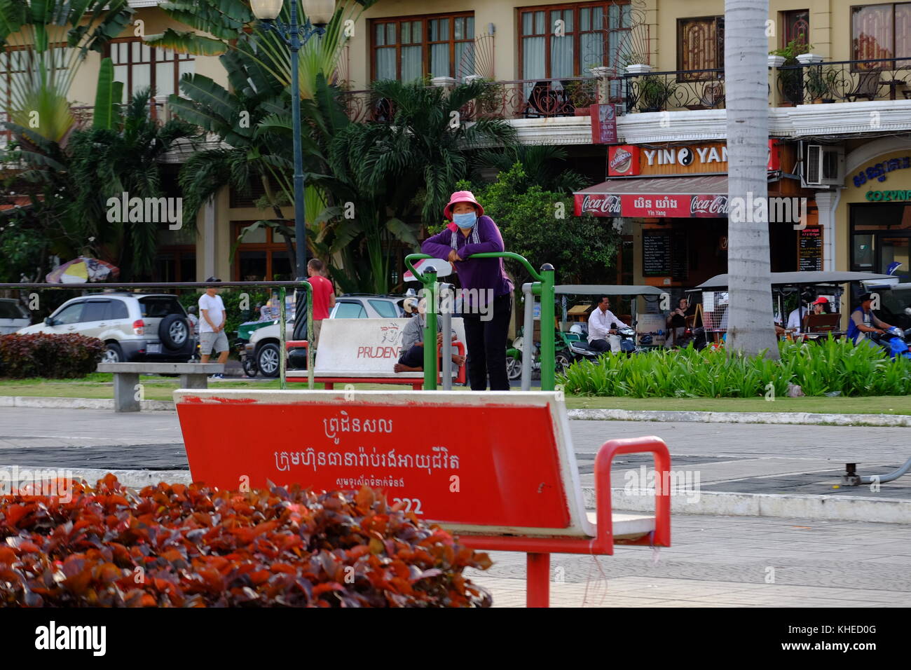 Les gens à l'aide de matériel de sport dans la rue à Cambodge Banque D'Images