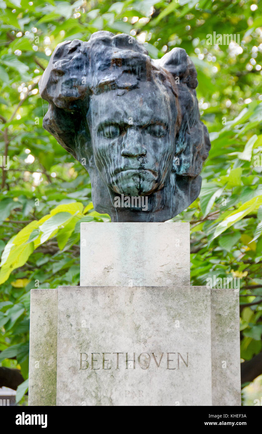 Paris, France. Jardin du Luxembourg (6ème Arr) buste en bronze de Ludwig van Beethoven (compositeur allemand) installé en 1978 par l'Association française de Beethoven Banque D'Images