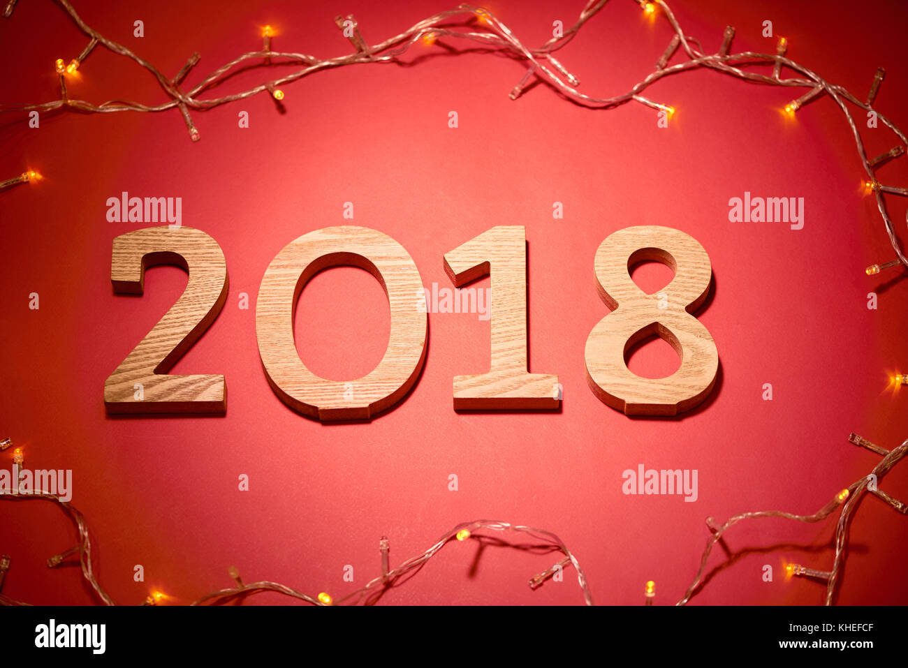 Nouvelle année 2018 décoration sur fond rouge. Banque D'Images