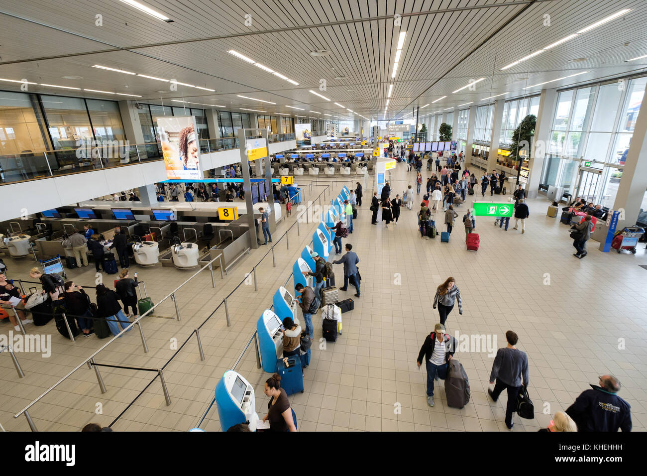 Visite de personnes dans le hall des départs de l'aéroport international de Schiphol Banque D'Images