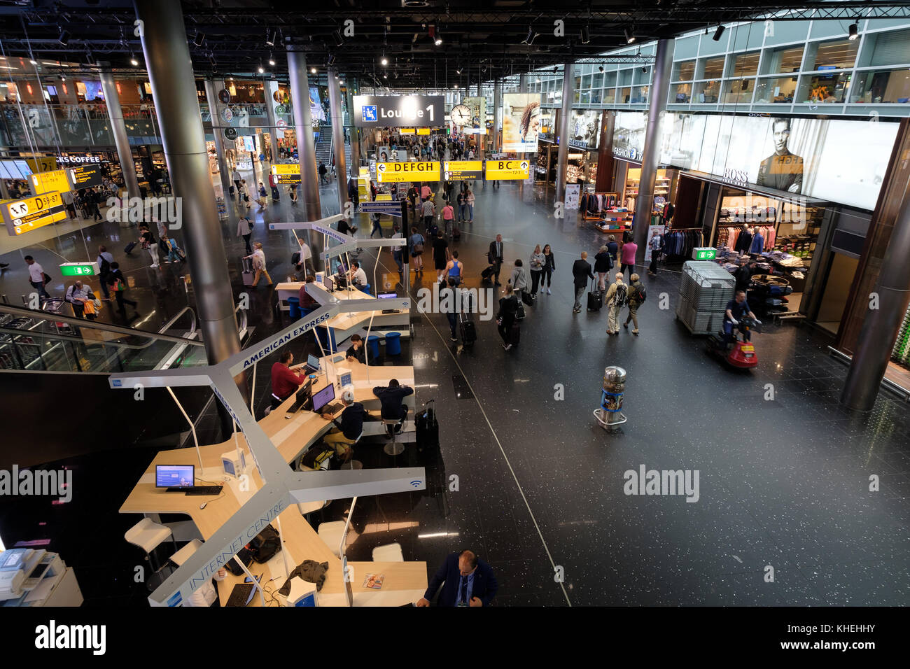 Visite de personnes dans le hall des départs de l'aéroport international de Schiphol Banque D'Images