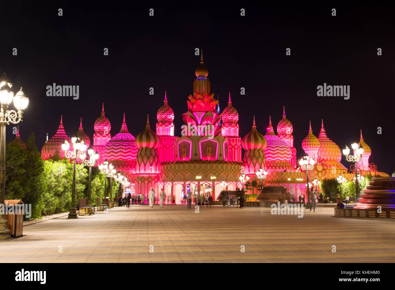 Dubaï, Émirats arabes unis - 6 novembre, 2017 : global village par l'entrée de la nuit. attraction touristique populaire à Dubaï avec des magasins et restaurants de Banque D'Images