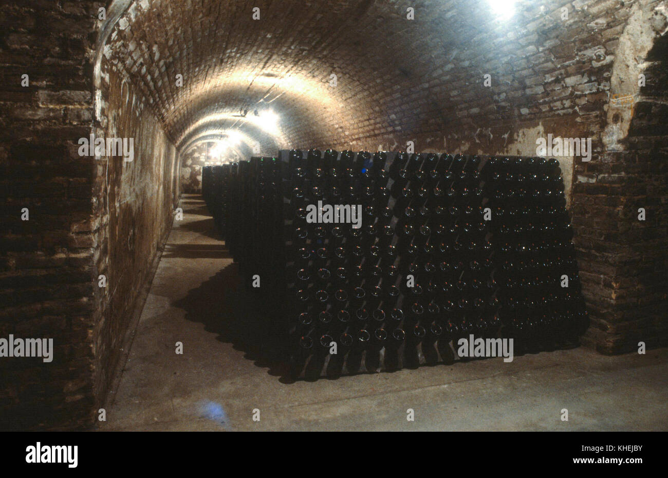 France reims champagne bouteilles en cave pour la deuxième fermentation et le precipitationof les levures mortes Banque D'Images