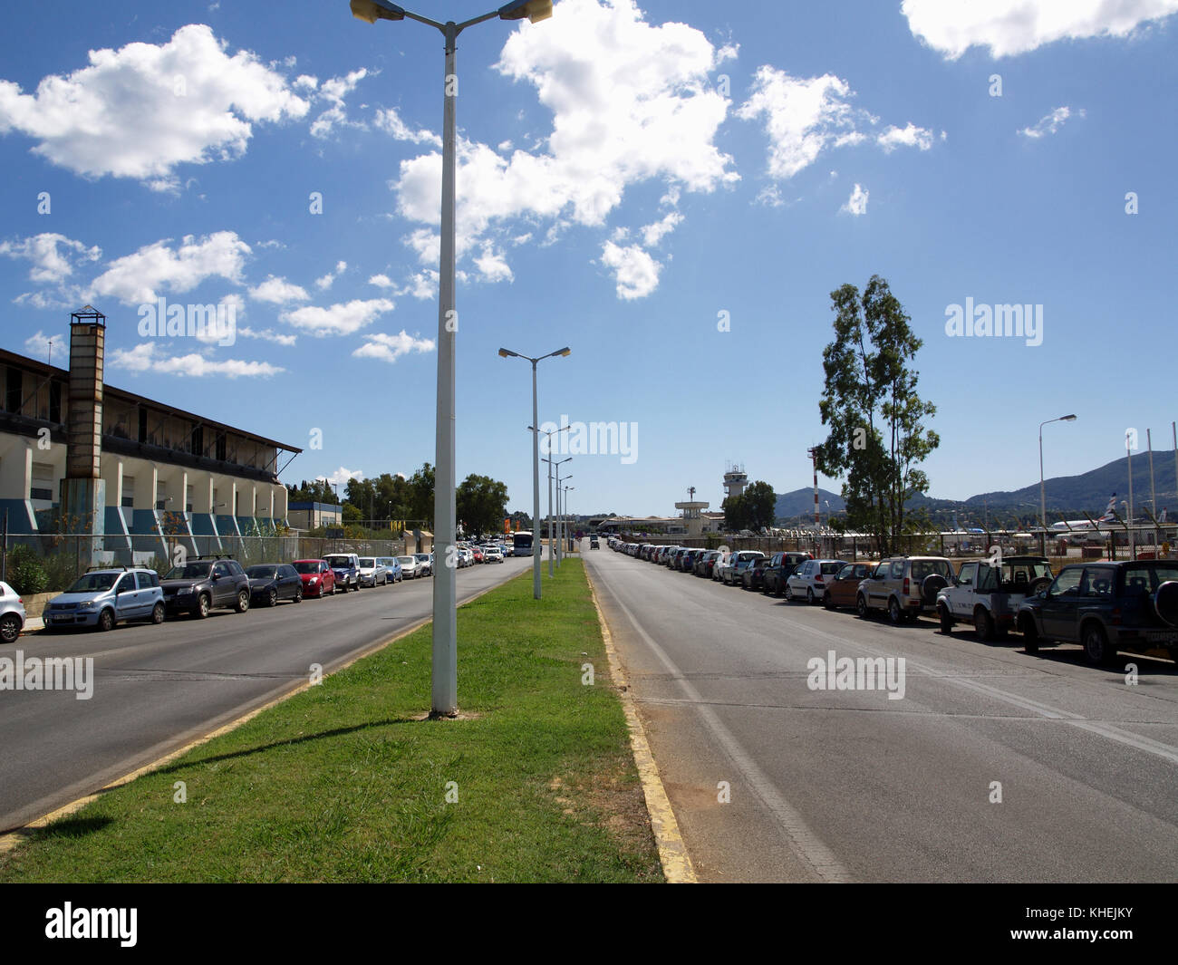 Voitures garées sur la route d'accès à l'aéroport international de Corfou, Corfou, Grèce Banque D'Images