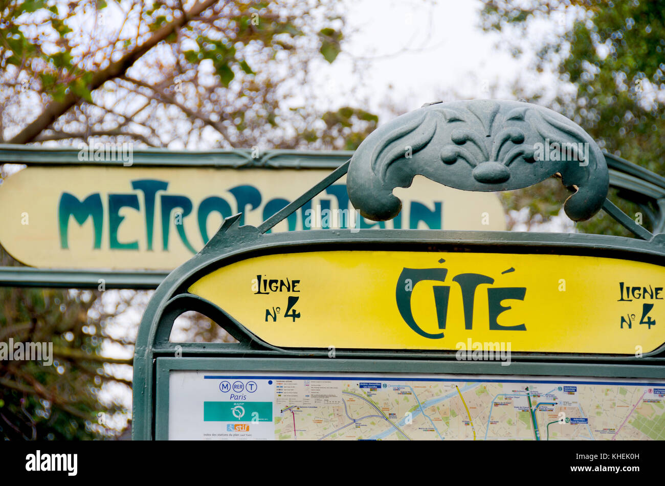 Paris, France. La station de métro de Paris (CITE), signe traditionnel d'Hector Guimard dans le style Art Nouveau Banque D'Images