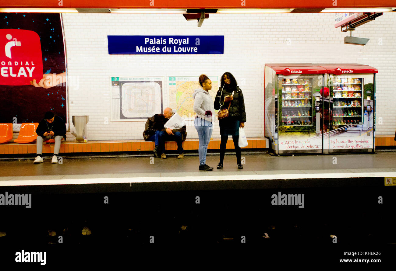 Paris, France. La station de métro Paris - Palais Royal / Musée du Louvre. Les gens sur la plate-forme Banque D'Images