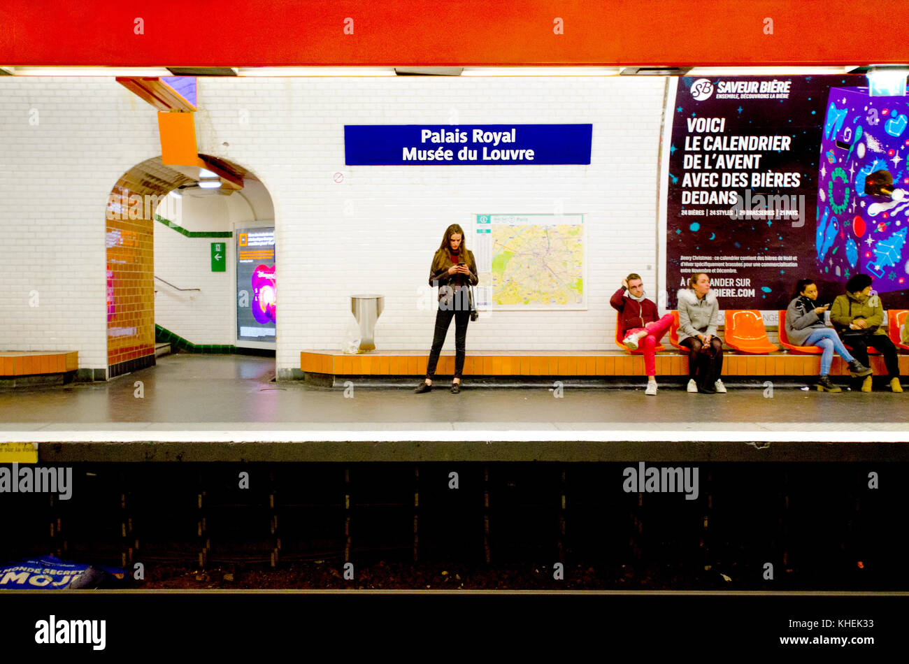 Paris, France. La station de métro Paris - Palais Royal / Musée du Louvre. Les gens sur la plate-forme Banque D'Images