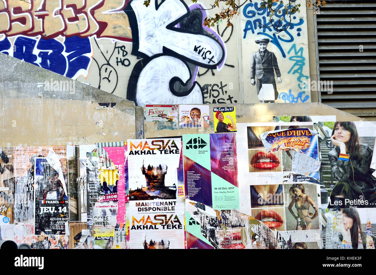 Paris, France. Des affiches et des graffitis Banque D'Images