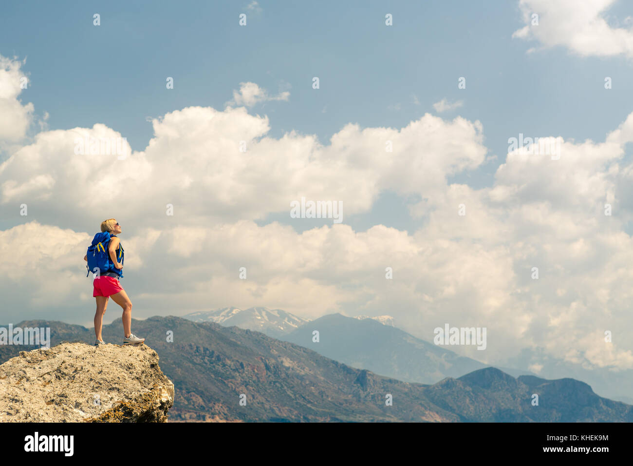 Femme Celebrer Ou Prier Dans De Belles Montagnes Inspirante Sunrise Girl Randonneur En Montagne La Randonnee Ou L Escalade A La Recherche Et Profiter De L Inspiration Photo Stock Alamy