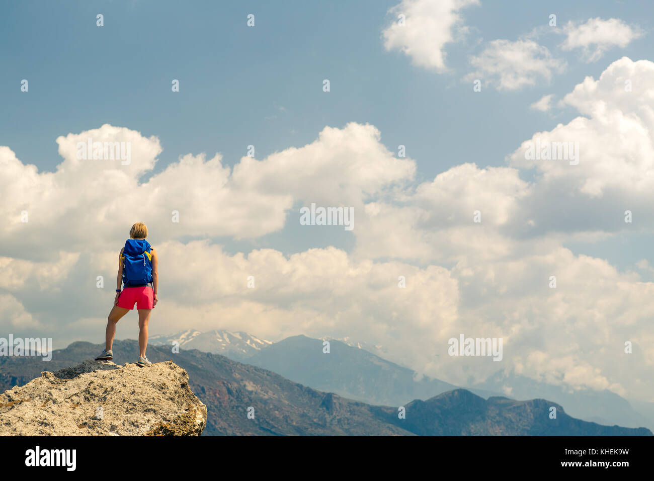 Femme célébrer ou prier dans de belles montagnes inspirante. sunrise girl randonneur en montagne la randonnée ou l'escalade. à la recherche et profiter de l'inspiration Banque D'Images