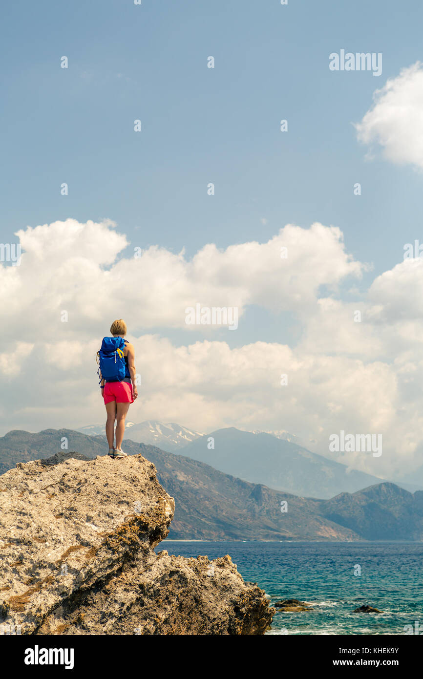 Femme célébrer ou prier dans de belles montagnes inspirante. sunrise girl randonneur en montagne la randonnée ou l'escalade. à la recherche et profiter de l'inspiration Banque D'Images