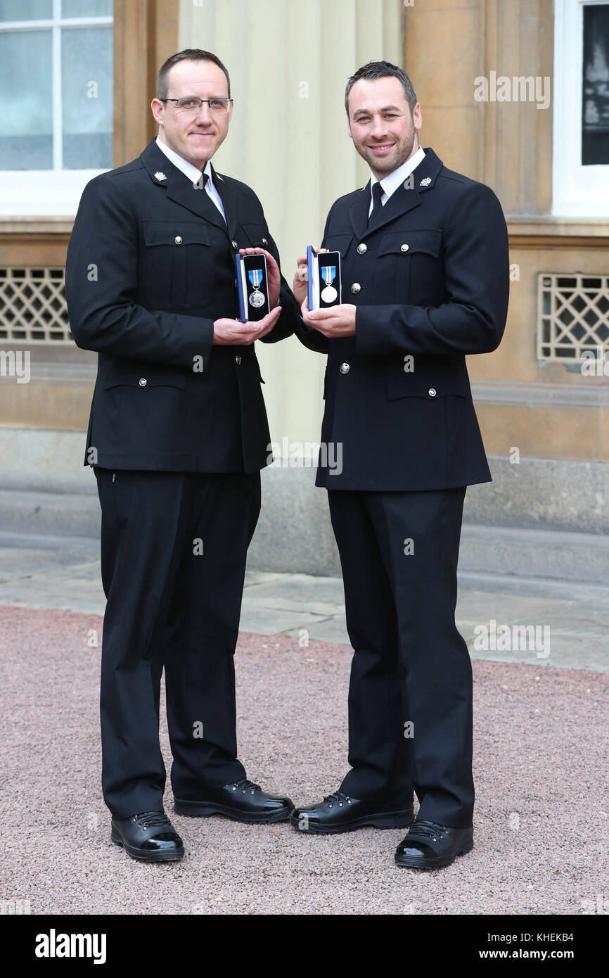 West Yorkshire police Conécuries Craig&Acirc;&nbsp; Nicholls (à gauche) et Jonathan Wright après avoir reçu la Médaille de la galanterie de la reine par le Prince de Galles lors d'une cérémonie d'investiture à Buckingham Palace, Londres, pour avoir arrêté le meurtrier du député JO Cox. Banque D'Images