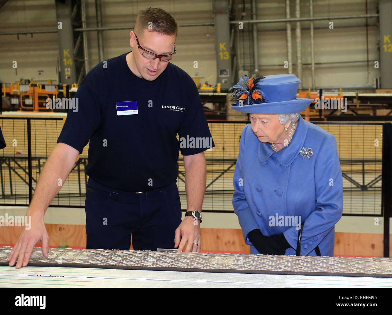 La reine Elizabeth II lors d'une visite d'une chaîne de production de pales lors de sa visite à l'usine de pales d'éoliennes Siemens Gamesa Renewable Energy à Hull, lors d'une visite dans la ville pour marquer son année comme la ville de la Culture du Royaume-Uni. Banque D'Images