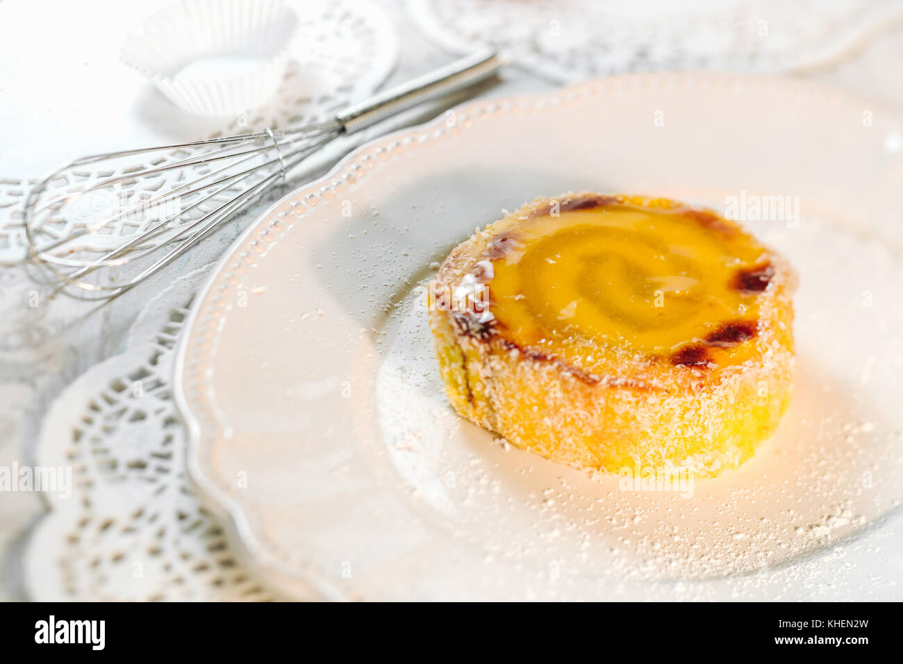 Doux et délicieux gâteau rouleau portugais avec crème oeufs Banque D'Images