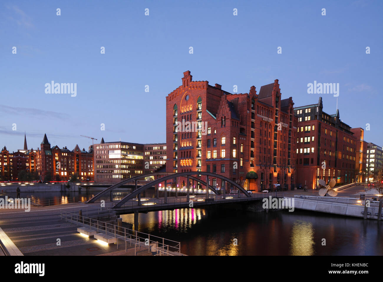 Musée maritime international de Hambourg dans l'ex-kaispeicher j au crépuscule, speicherstadt, hafencity, Hambourg, Allemagne Banque D'Images
