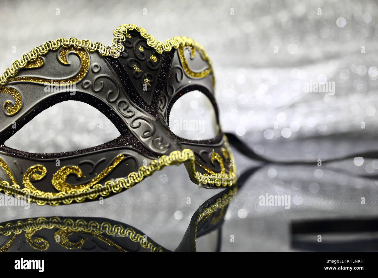 Vintage masque de carnaval en face de fond scintillant Banque D'Images