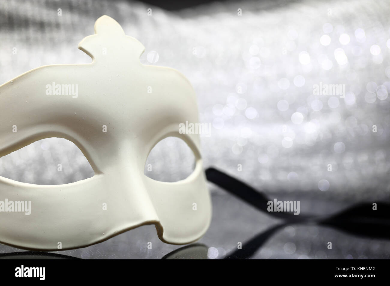 Masque blanc en face de fond scintillant Banque D'Images