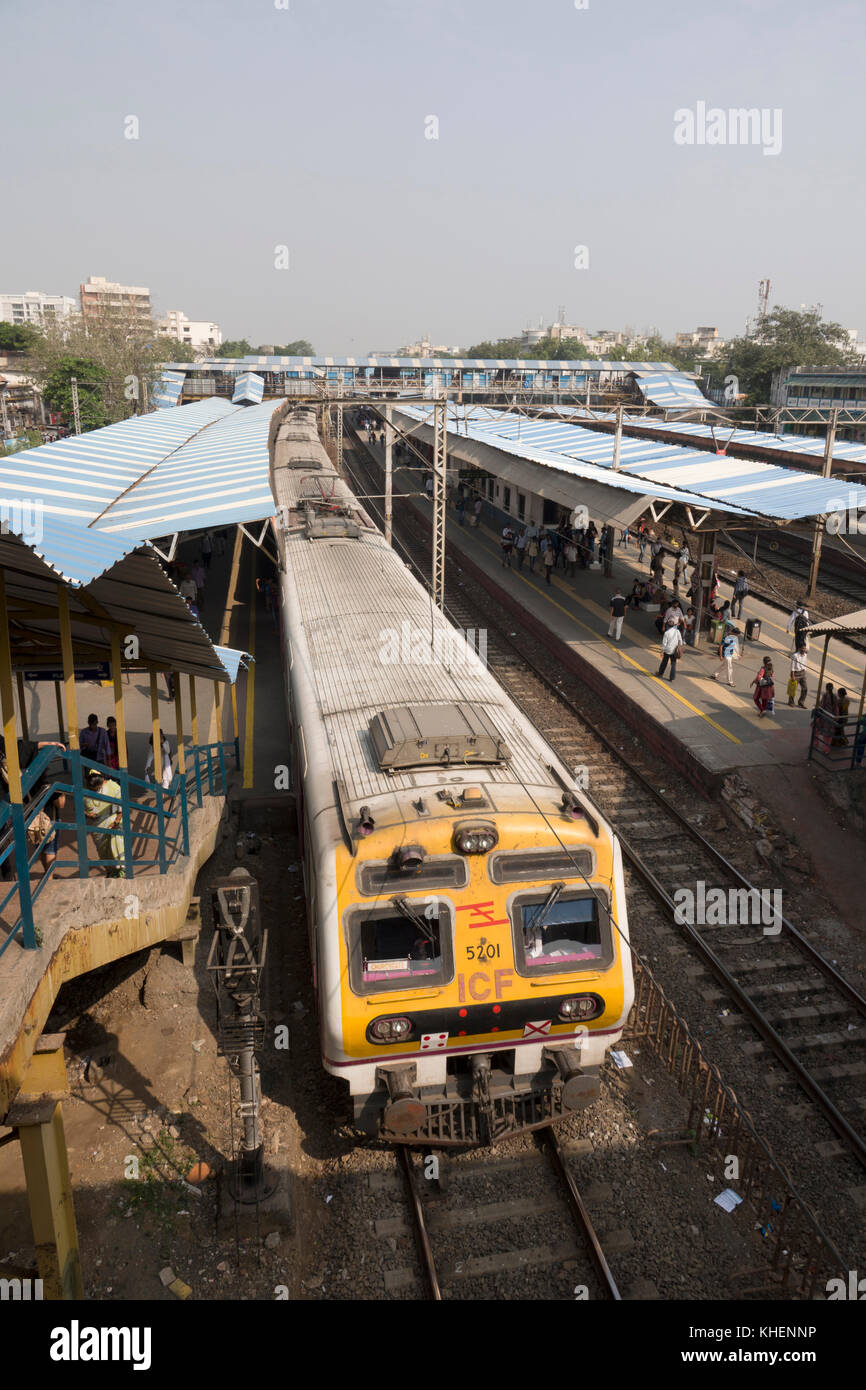 Les passagers et trains de banlieue à vile parle station sur le réseau ferroviaire de banlieue de Mumbai Banque D'Images